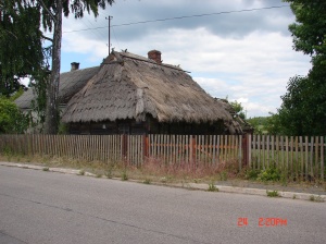 Ta piękna chata stoi w Dubiczach Cerkiewnych na Podlasiu. Na tej posesji obok jest dom murowany, ale chatę zachowano.